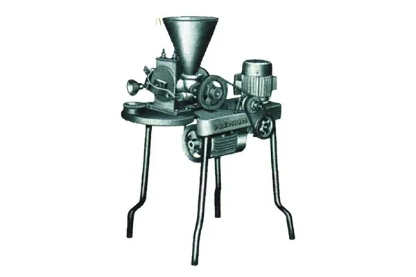 Micro pulverizer with cyclone